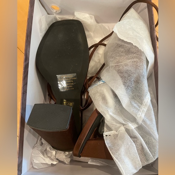 SMOKED PLATFORM HEEL IN CHOCOLATE SATIN
Jeffrey Campbell - Picture 3 of 4